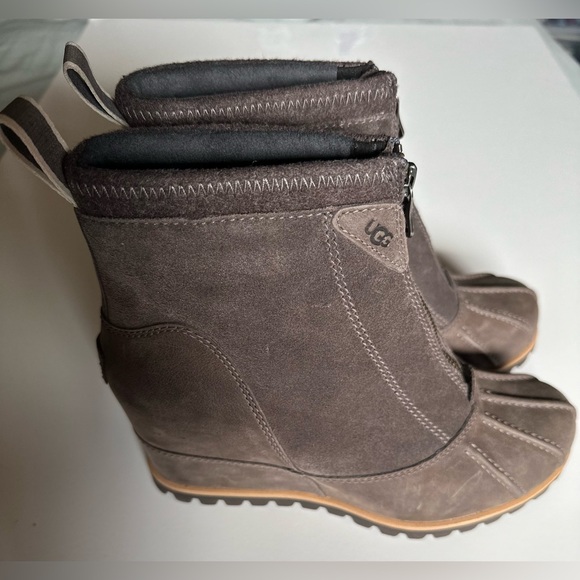 UGG Ankle boot - Size 7 - Picture 1 of 8